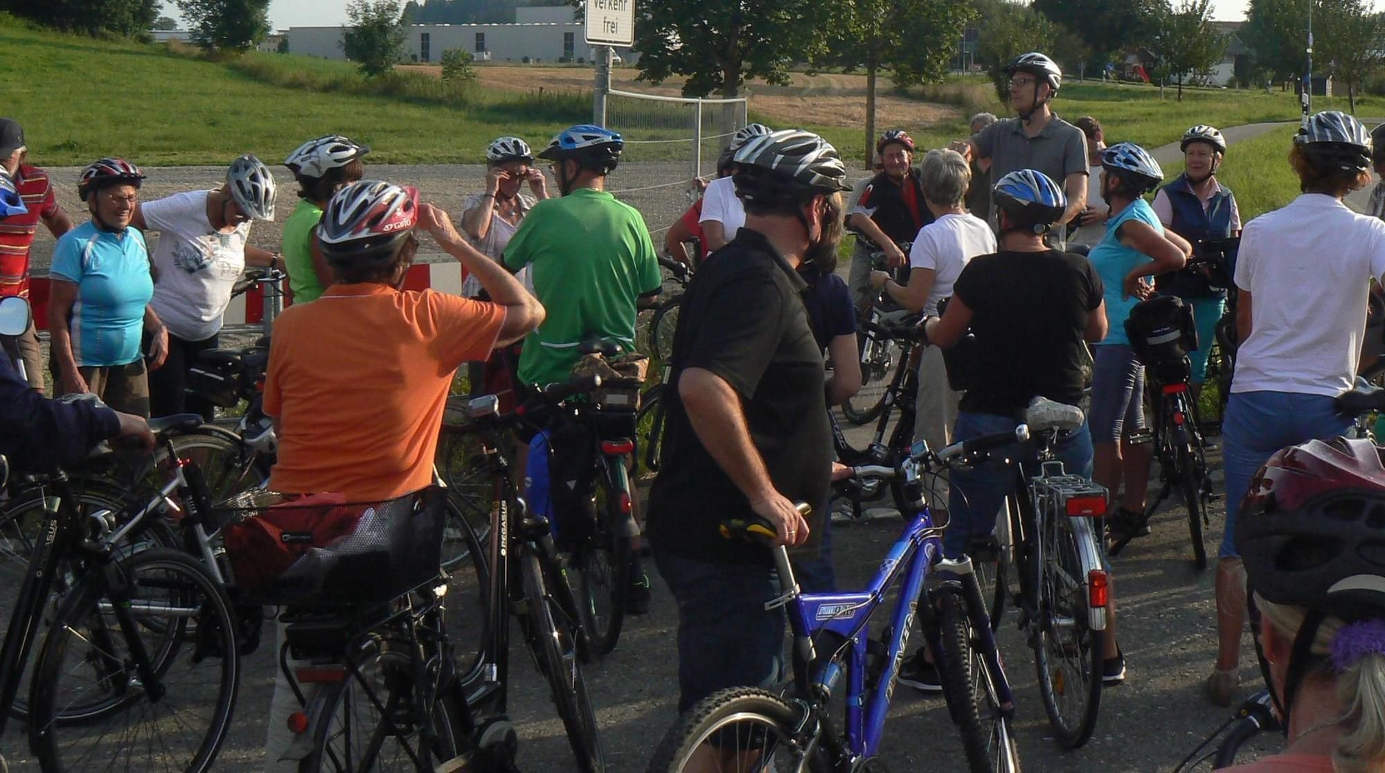 Clemens Moll radelt mit Bürgern durch Amtzell