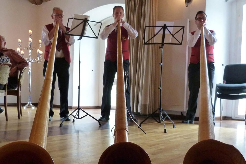 Stadtkapelle Saison mit Alphörnern und Mundart