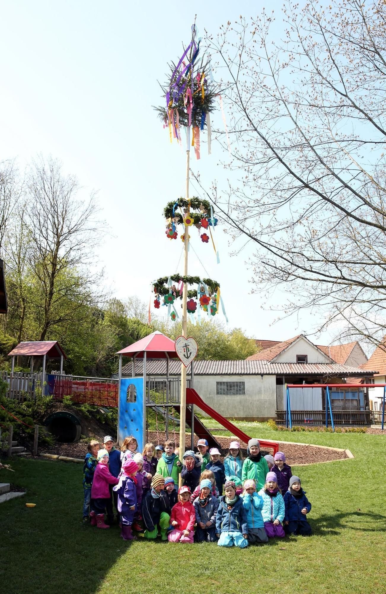 Kindergärten sind Maibaum-Baumeister