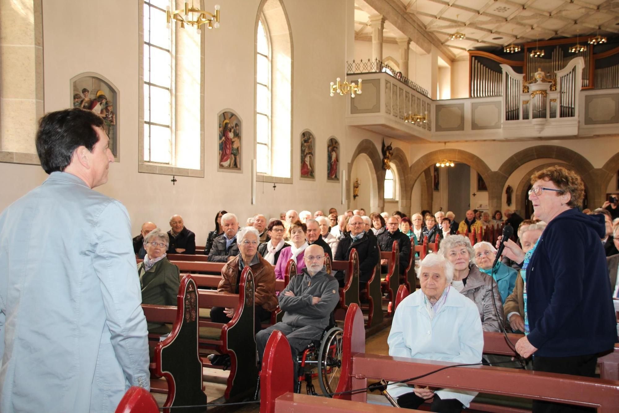 Kirchengänger gedenken verstorbenem Pater