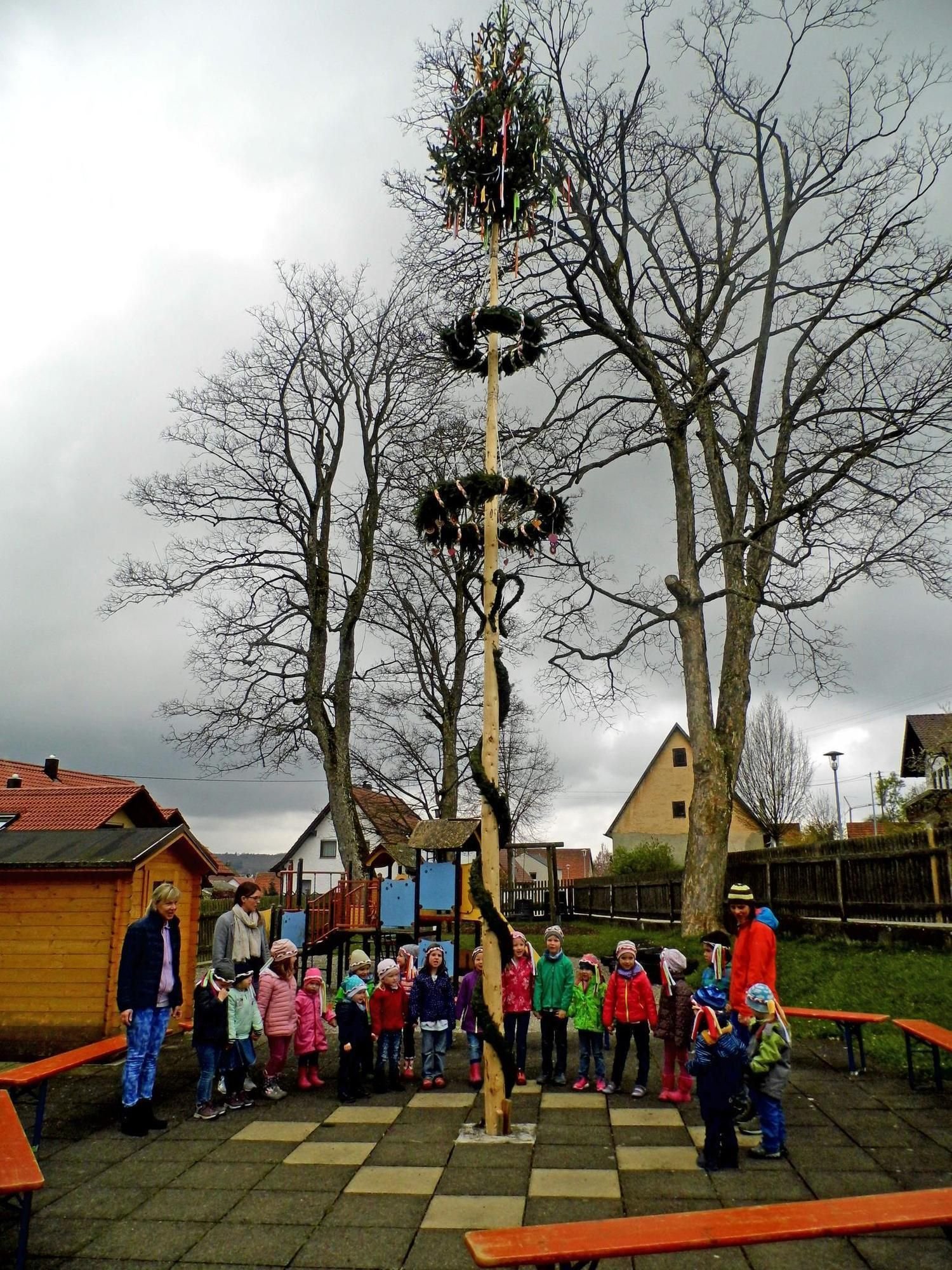 Maibaum ziert Kindergarten