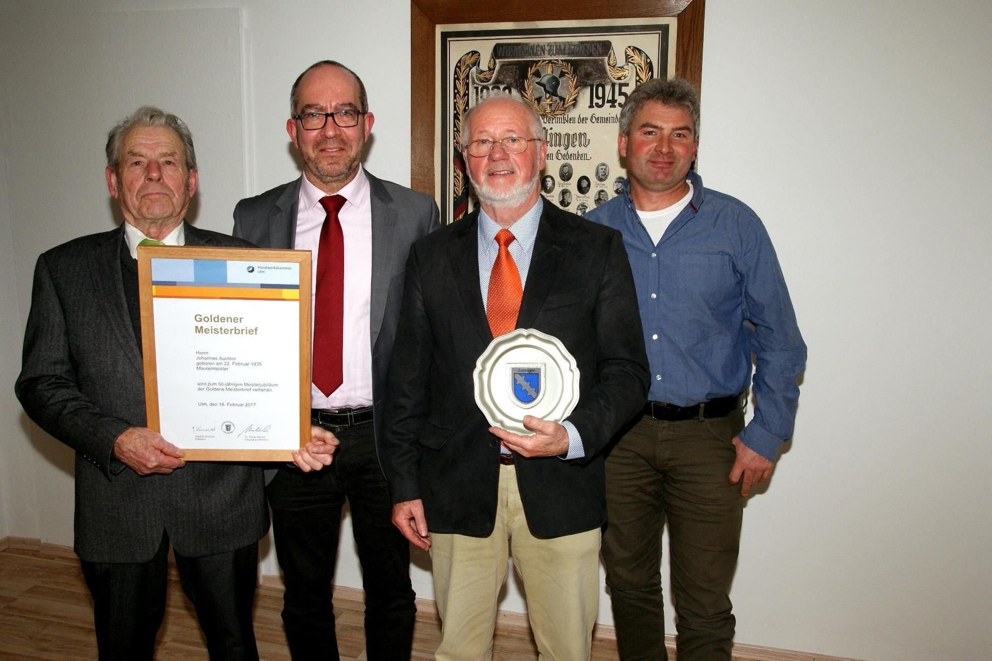 Ortsvorsteher Jürgen Stoll überreicht Johannes Auchter Goldenen ...