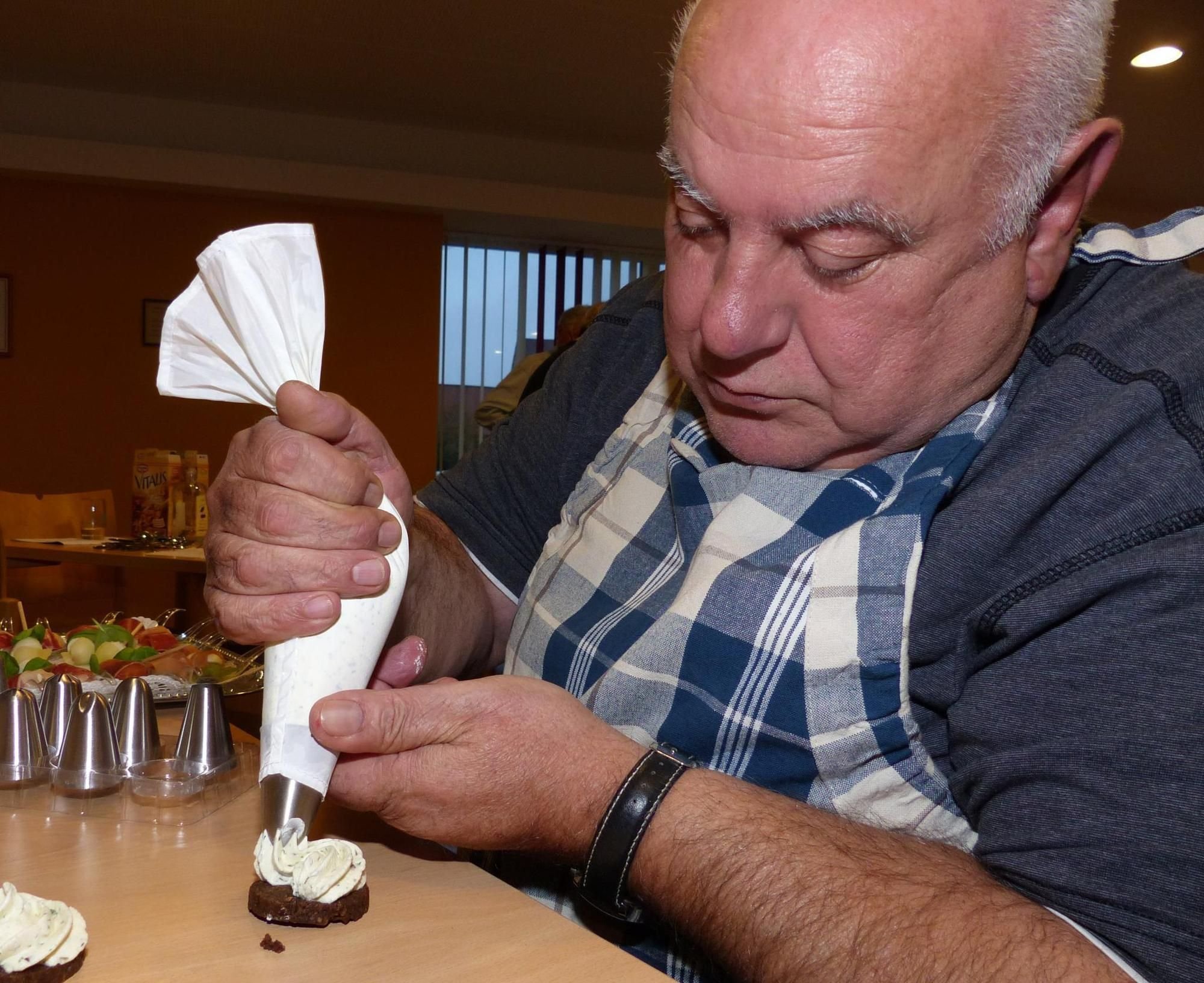 Ältere Männer kochen für den guten Zweck