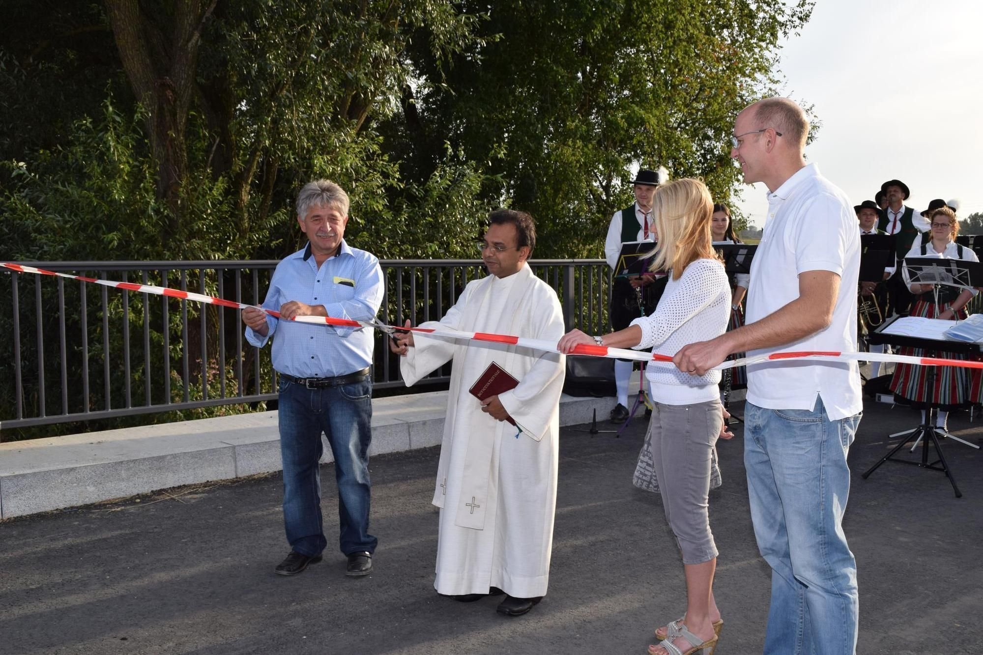 Neue Brücke Besteht Erste „Belastungsprobe“