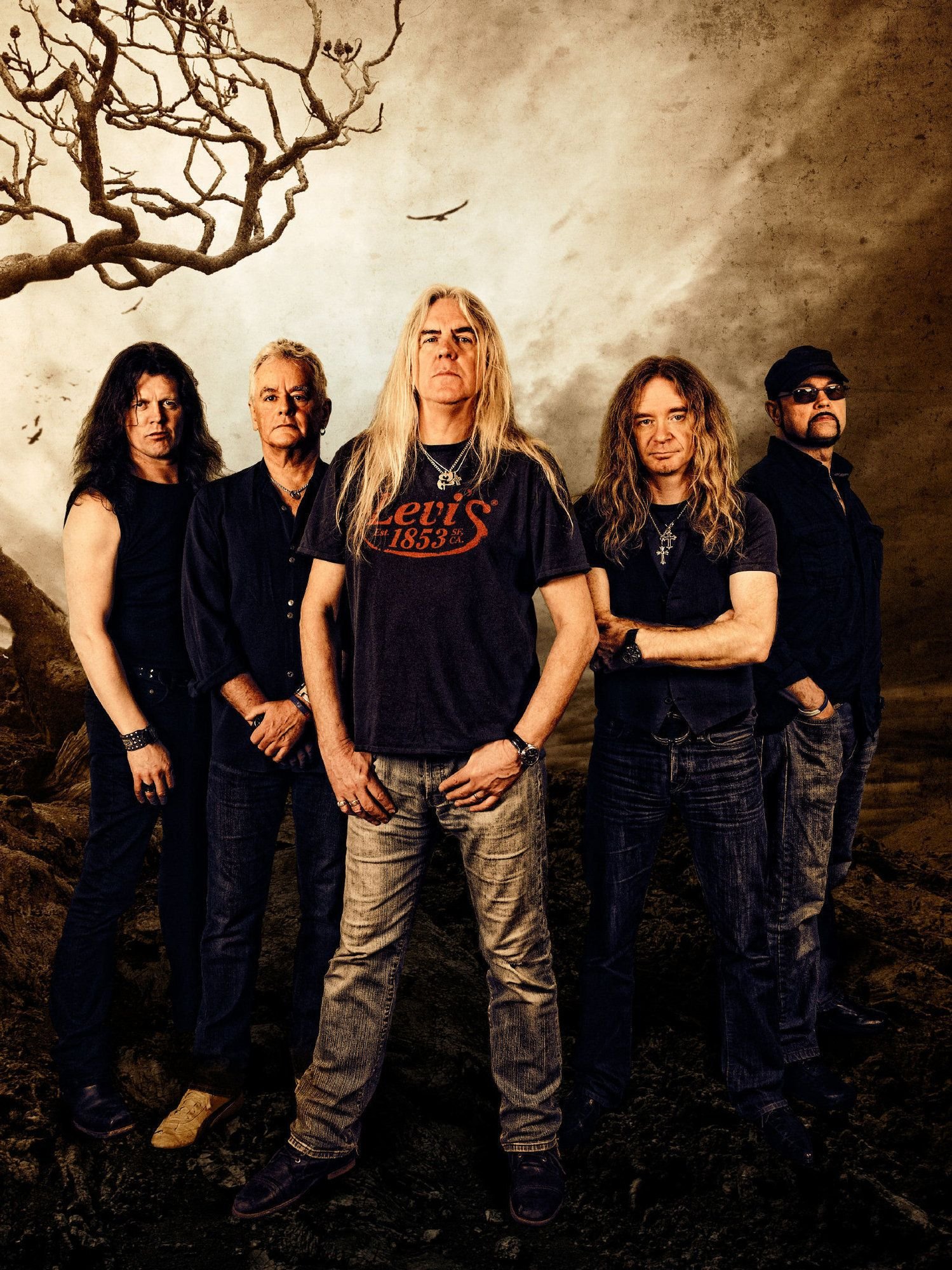 Saxon packen ihre Musik in neues Gewand