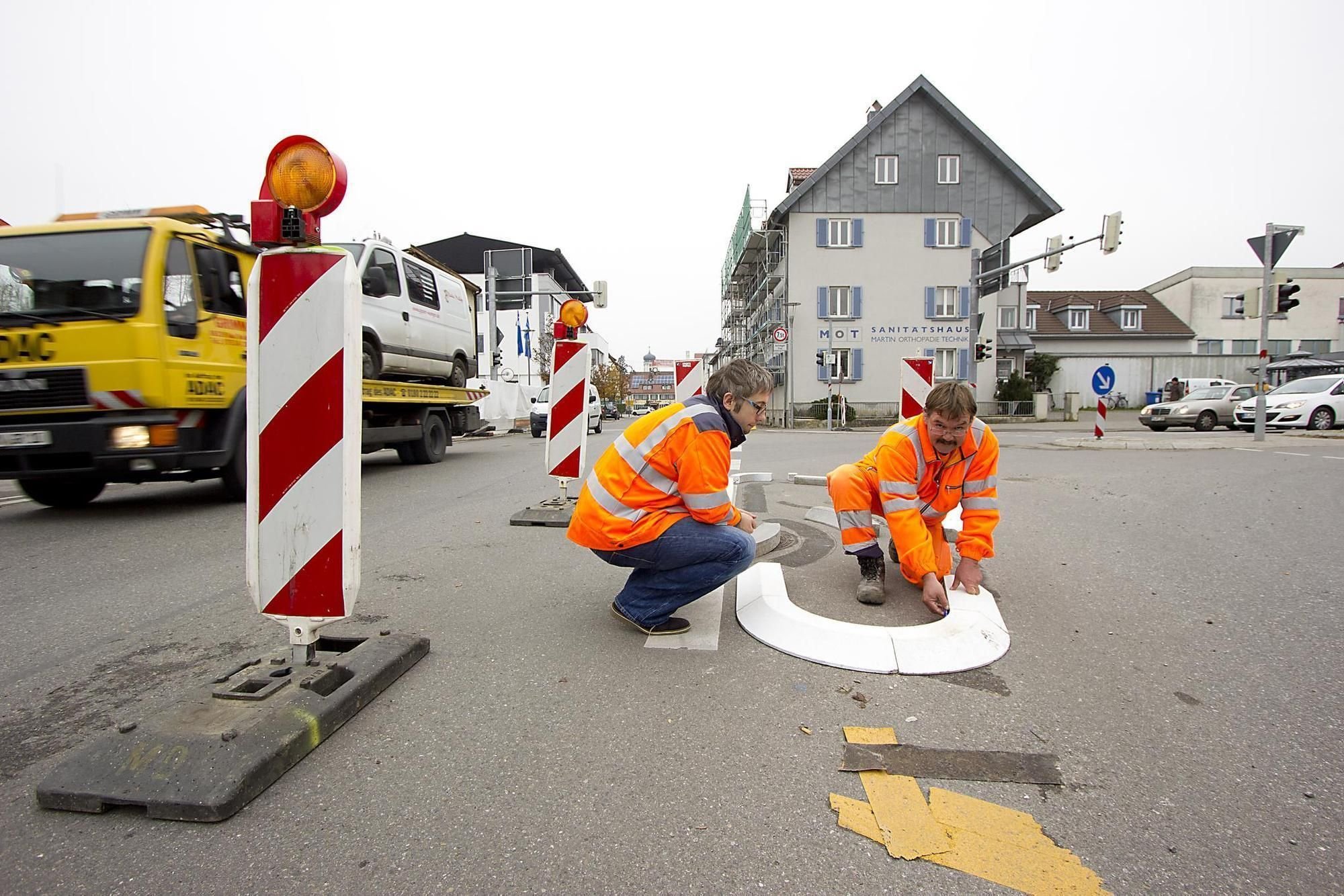 Eine Insel zwischen zwei Fahrspuren