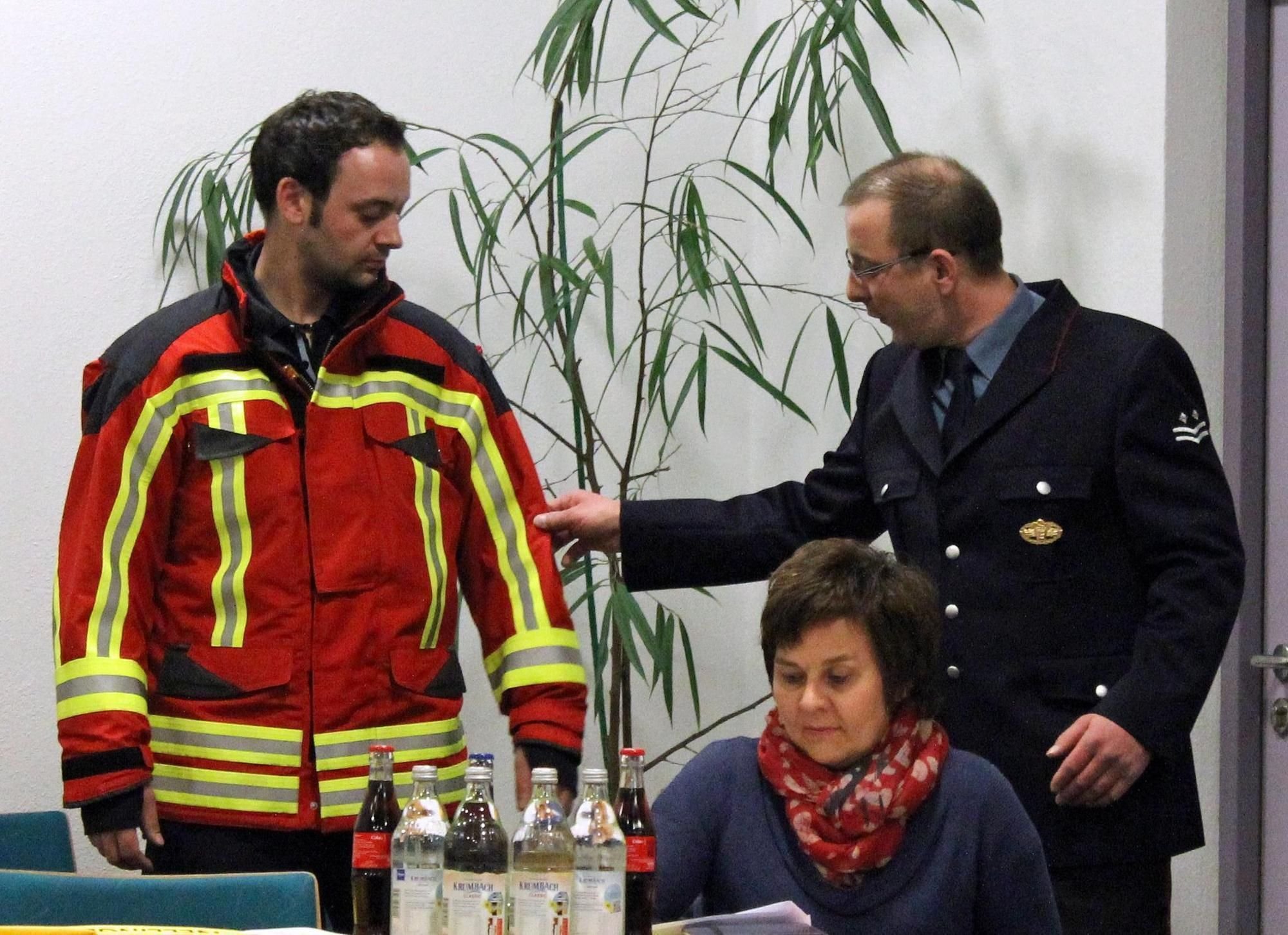 Nellinger Feuerwehr bekommt neue Einsatzjacken