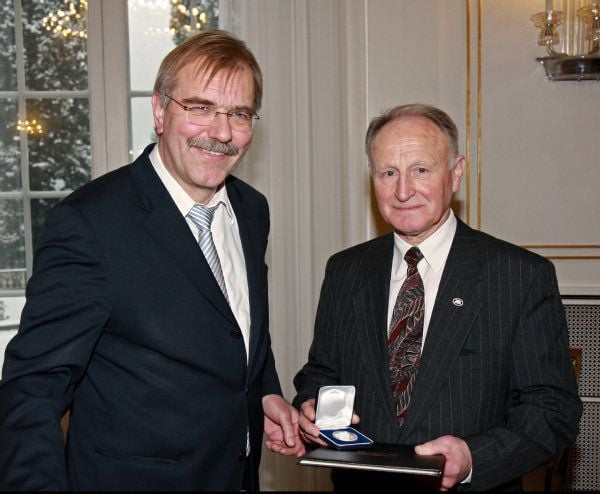 Adolf Schwarz erhält Staufermedaille