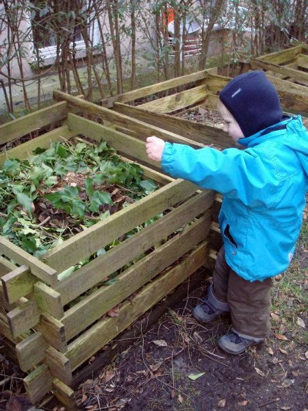 Der Komposthaufen im Garten bietet Vögeln viel Nahrung