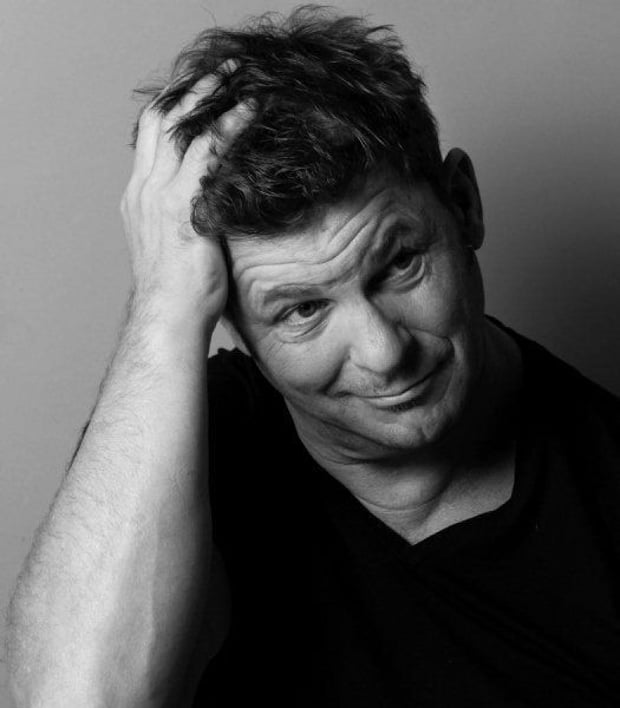 Bernd Regenauer blickt satirisch auf Aktuelles