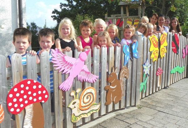 Bunte Figuren grüßen vom Kindergartenzaun