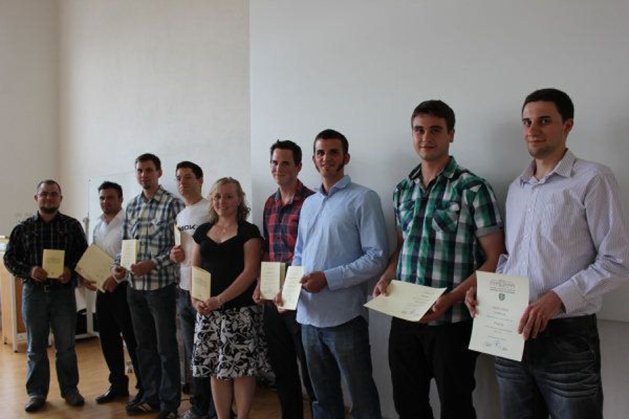 Techniker und Mechatroniker erhalten Zeugnisse