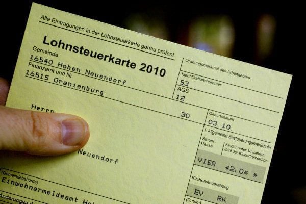 Lohnsteuerkarte kommt ins Altpapier