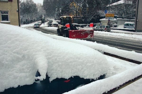 Mann verbrennt in Wagen Schnee für Chaos