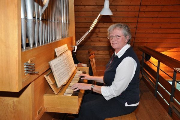 Brigitte Hauser spielt seit 1971 die Orgel