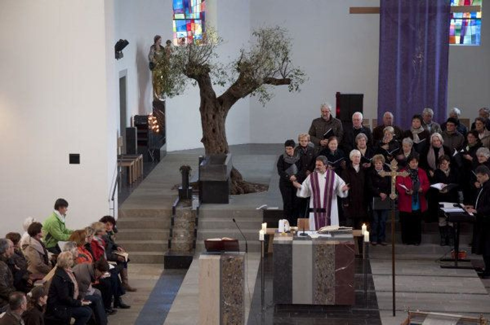 altar-in-der-raummitte-schafft-mehr-n-he