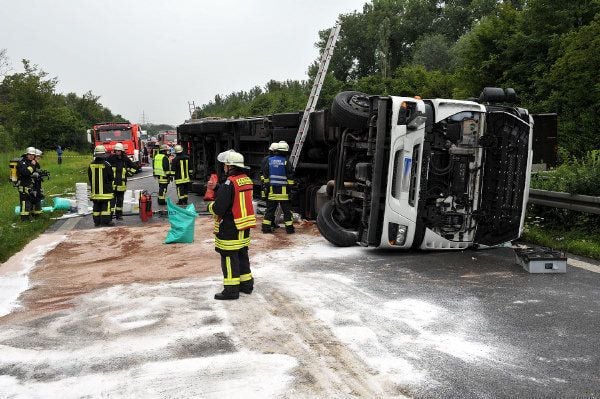 Lastwagen Kippt Auf B30 Neu Um Und Verliert Diesel