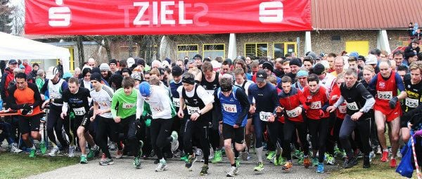 Eisiger Wind treibt in Ellwangen die Läufer an