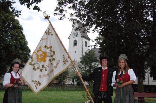 Fürs Jubiläum hat die Musikkapelle Diepoldshofen eine neue Fahne