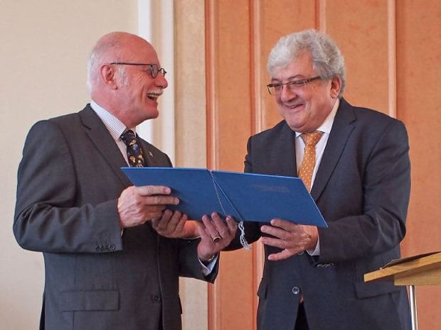 Elmar L. Kuhn erhält den Wissenschaftspreis der Stiftung Friedrich Schiedel