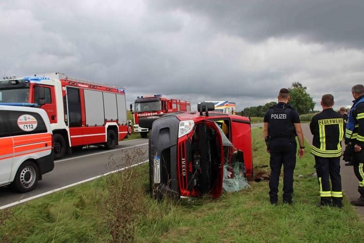Frau fährt Kleintransporter in Graben – B191 gesperrt