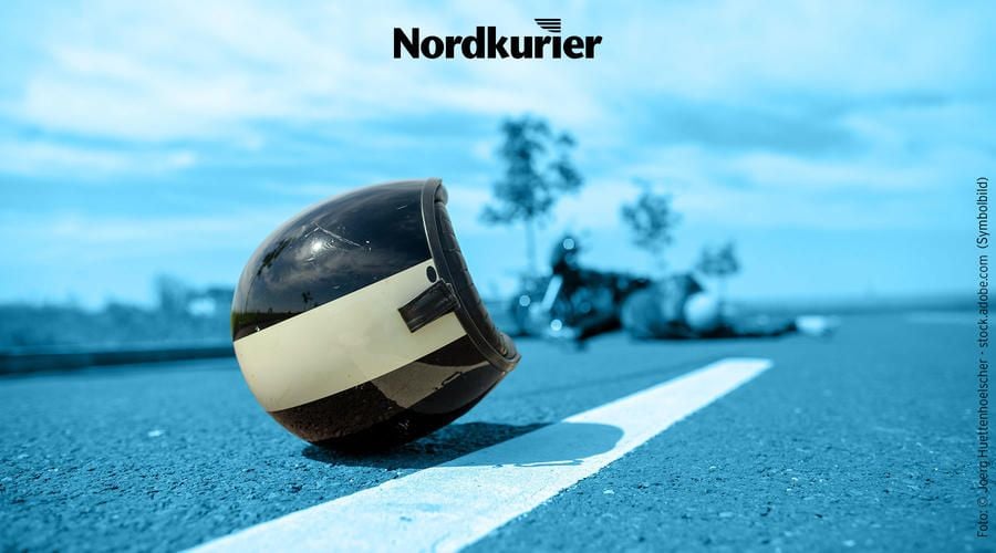 Motorradfahrer rast ohne Licht an Autos vor und prallt gegen geparkten Wagen