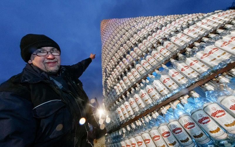 Leuchtender Tannenbaum aus 5038 Kornflaschen
