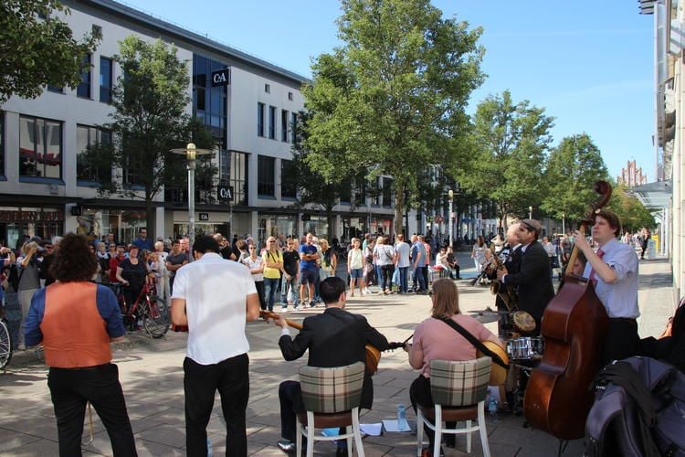 ▶ Jazz, Autos und Kinderflohmarkt füllen Neubrandenburgs Innenstadt