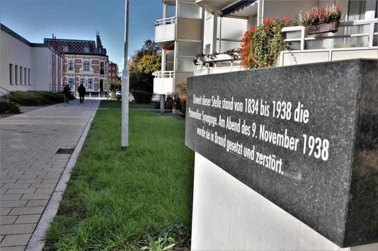 Jüdische Gedenktafel beschmiert
