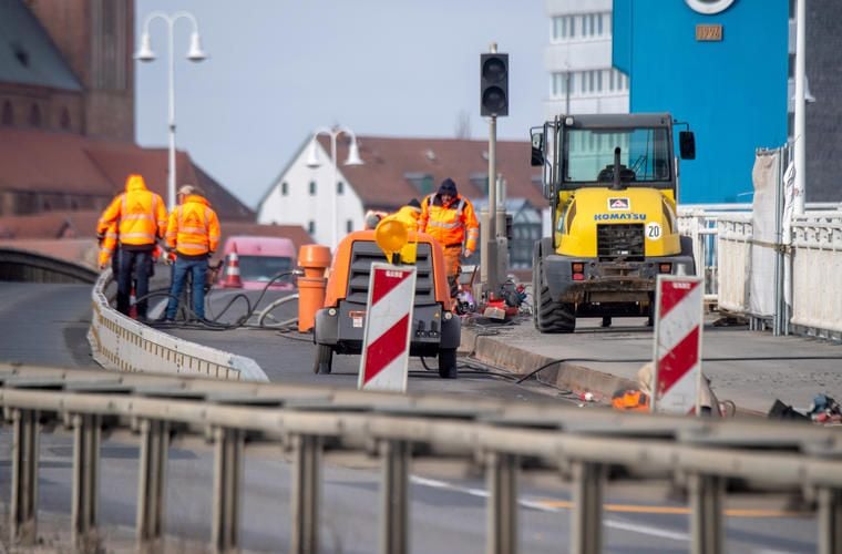 Wolgaster Brücke zur Insel Usedom voll gesperrt