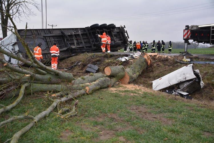 Lkw Prallt Frontal Gegen Baum