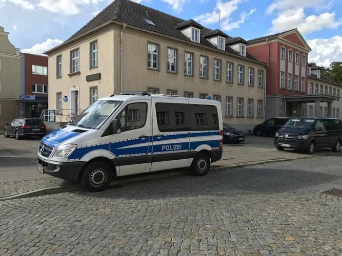 ▶ Axt-Mann in Neubrandenburg – Eltern sollen ihre Kinder in Sicherheit bringen