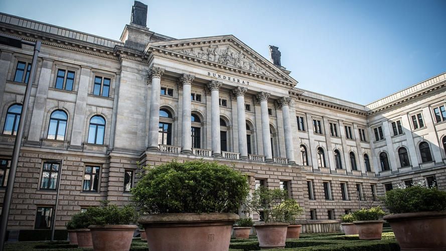 Strengere Transparenz-Regeln für Abgeordnete – reicht das?