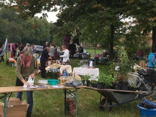 Auf Flohmarkt in Buchenhain wird auch gern geklönt