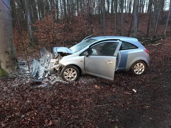 83 Jährige prallt mit Auto gegen Baum