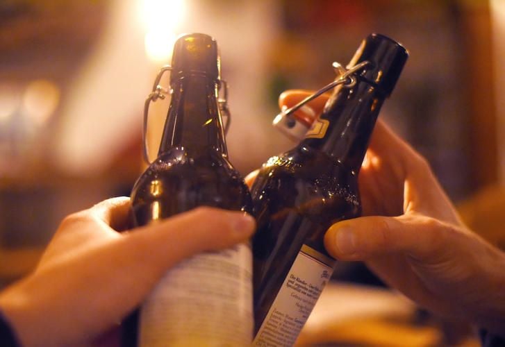 Greifen Menschen in der Krise vermehrt zu Alkohol?