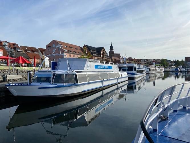 Blauer Himmel, gute Laune, volle Ausflugs-Boote auf der Müritz?