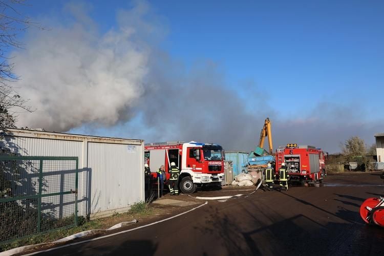 Feuer auf Schrotthandel bei Rostock ausgebrochen