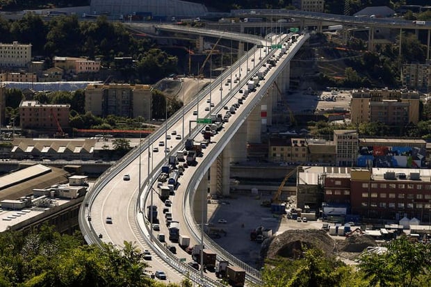 Loch in der A20 – Italien zeigt wie es richtig geht