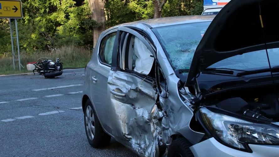 Motorradfahrer nach Unfall schwer verletzt in Krankenhaus geflogen