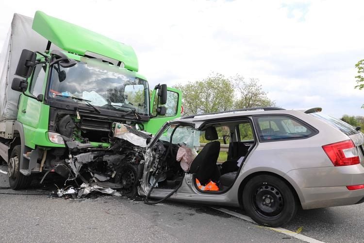 ▶ Zwei Tote bei Unfall mit Lastwagen bei Laage
