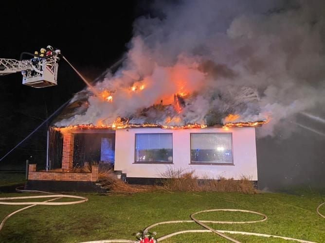 Reetgedecktes Haus in Prerow an der Ostsee abgebrannt