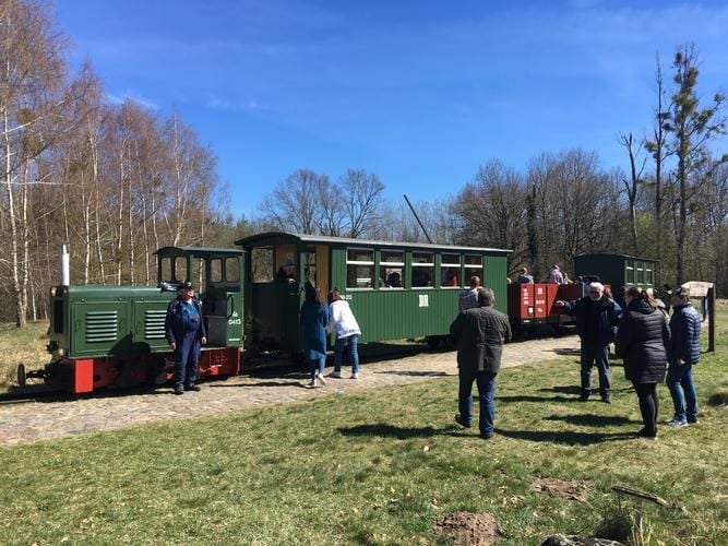 Schmalspurbahn mit 240 Fahrgästen am ersten Fahrtag