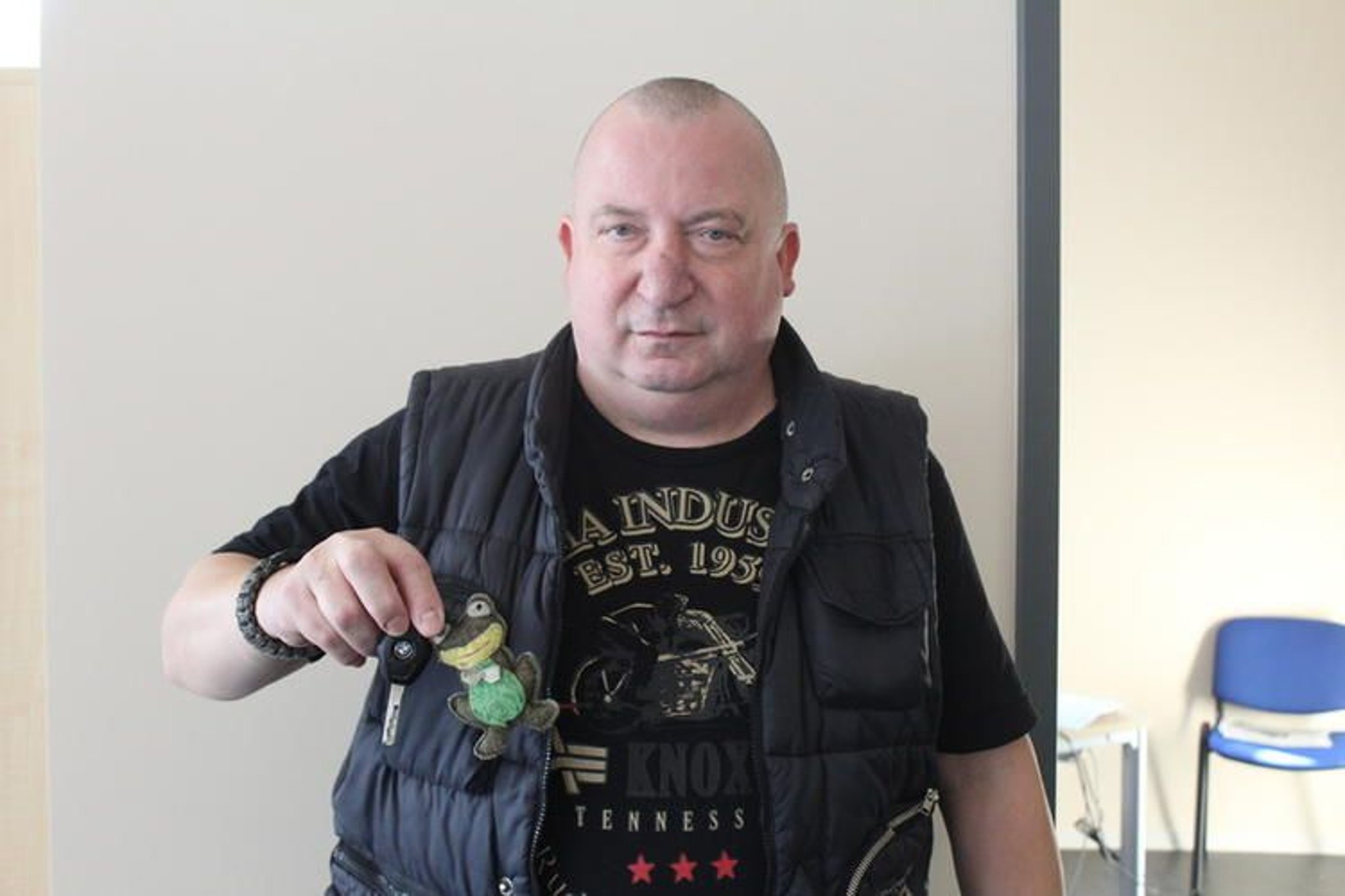 Polizist zeigt, wo der Frosch die Locken hat