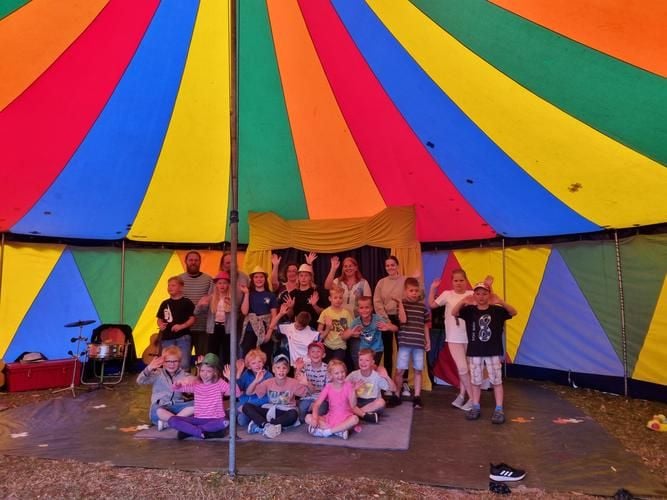 Ferienkinder treten im Selbstmach-Zirkus in Anklam auf