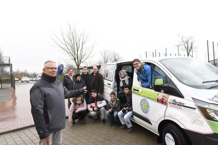 Neuer Bus für Lebensschule