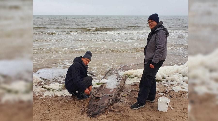 Prerower Bürgermeister findet uraltes Boot an der Ostsee