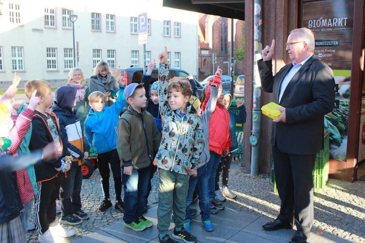 Till Backhaus verteilt nachhaltige Brotdosen – mit Plastik im Innern