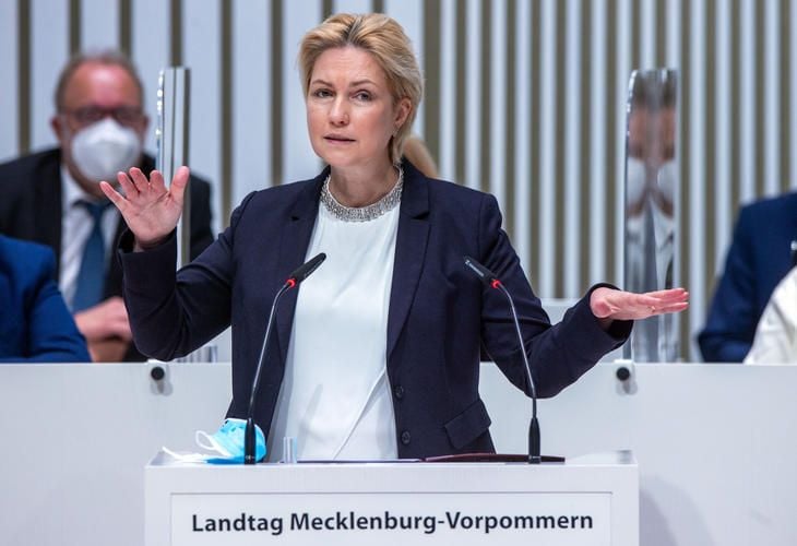 Schwesig wirft Merkel und von der Leyen „Impfzockerei” vor
