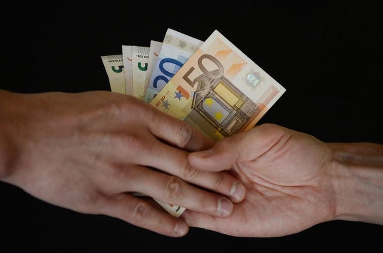 Beim Geld hört auch in Waren die Freundschaft auf